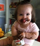 bébé-noyé-dans-son-délicieux-chocolat-à-tartiner